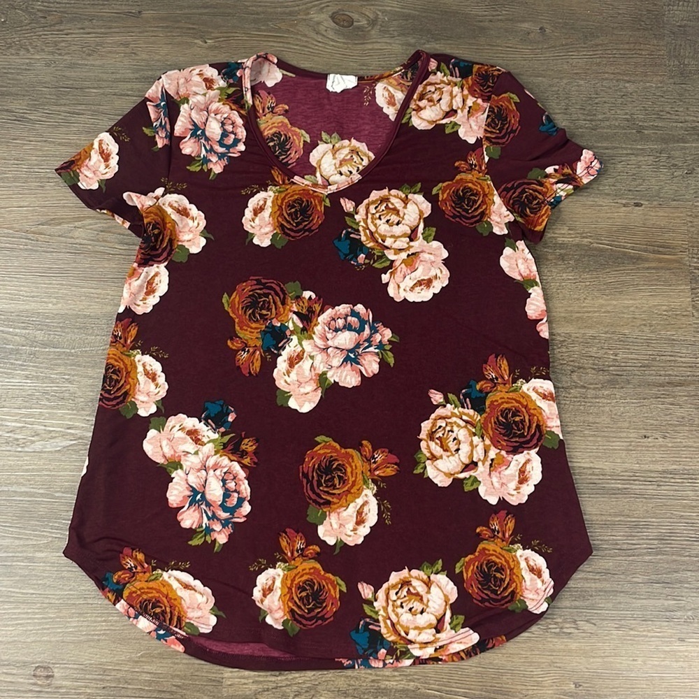 Emberly Women’s V Neck Wine Maroon Floral V Neck Short Sleeve Tee, size medium